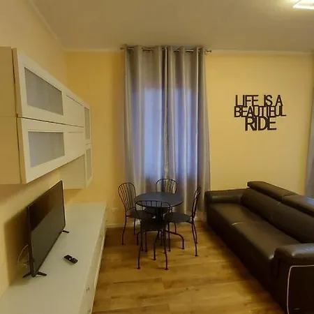 Glam Luxury Lorenzo بيت ضيافة